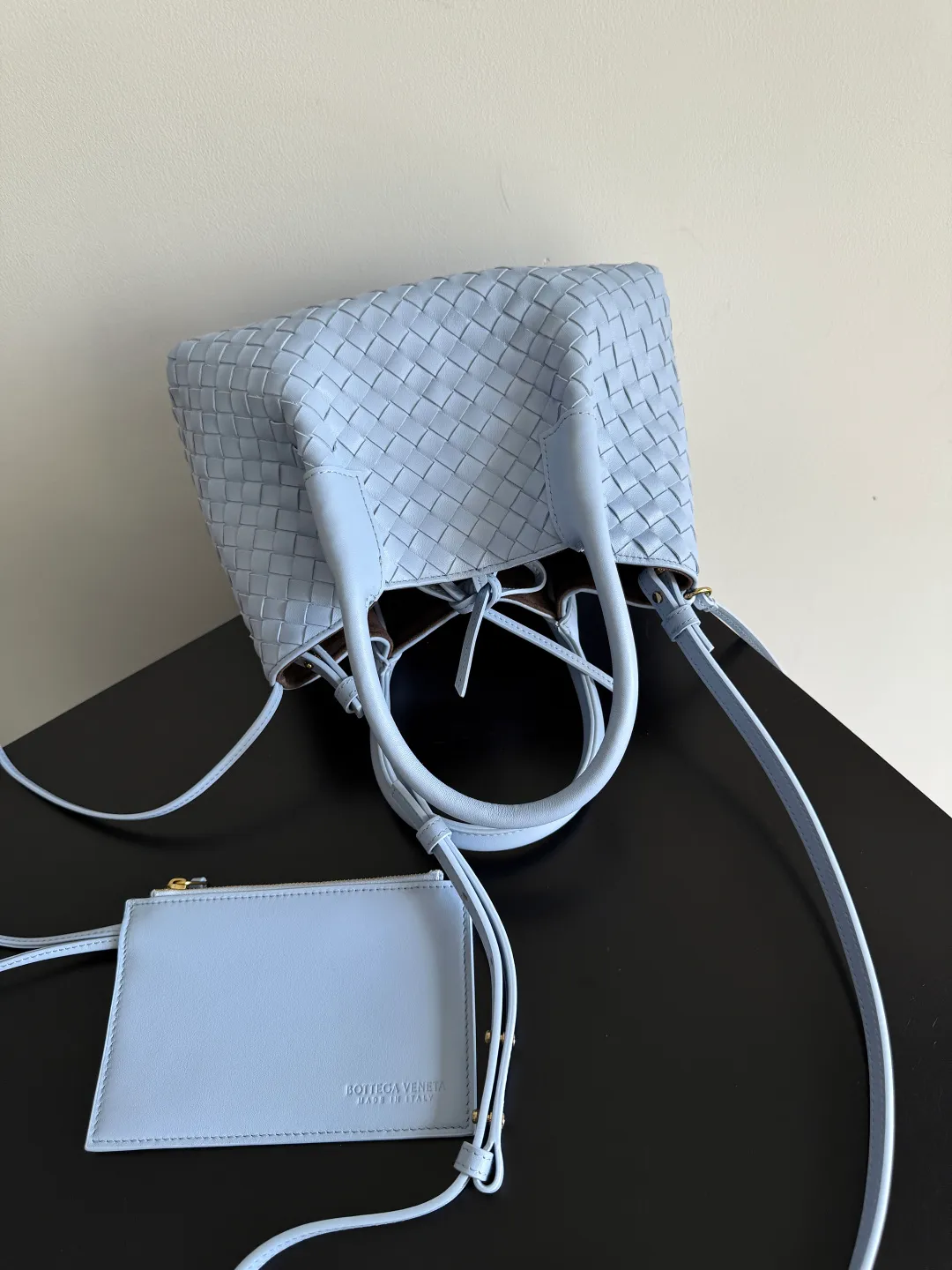 Batch 1660 BOTTEGA VENETA 2025 new product pinacoteca has super soft leather, and the weaving function, practicality and relaxed fashion sense have not fallen behind❤️‍🔥Amway has given sisters a must-have bag when going out. The size of the bag also accurately meets the commuting needs of urban beauties. It can accommodate mobile phones, keys, lipstick, powder, sunscreen, shopping bags...all of it! ! ! 🔥The capacity should not be underestimated~ It does not choose people, clothes, or occasions. With its majestic curved outline, exquisite woven texture, delicate edges and rounded handles, this woven vegetable basket bag truly achieves the goal of "dressing up and being fashionable without getting in the way"~ Are you interested in Jimei? Style number: 819004 Size: 24*15*12cm